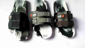 sandal cowok sandal sloop sandal slip on sandal bercorak sandal Larisa sandal hitam putih sandal model masuk