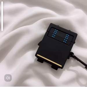 เปลือกนิ่มซิลิโคนหุ่นยนต์การ์ตูนที่เรียบง่ายและเป็นส่วนตัวเหมาะสำหรับ Android Apple เคสป้องกัน i12 ชุดหูฟังบลูทูธ AirPods1 ผู้ชายและผู้หญิงที่มีความคิดสร้างสรรค์ แบรนด์อินเทรนด์ของญี่ปุ่น เกาหลี ยุโรปและอเมริกา ช่อง กันคราบและน่ารัก