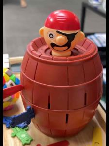 Đồ chơi thử thách HẢI TẶC THÙNG GỖ 18cm đồ chơi nhóm bạn và gia đình PeeKaPaw Toys