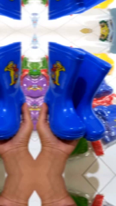 Sepatu Boots Karet Anak: Pilihan Terbaik untuk Hujan