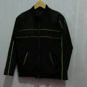 Jaket Parasut Cewek Cowok: Pilihan Tepat untuk Musim Hujan