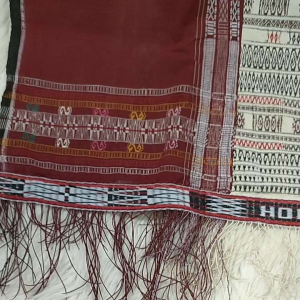 Ulos Ragi Hidup/Paccamot: Desain Pakaian Adat Batak