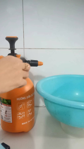 Bình xịt tưới cây Suvina 2L cần dài 20 cm