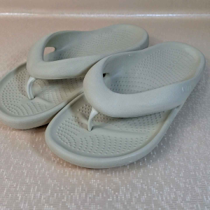 Sandal Crocs Desain Jepit: Kelebihan & Rekomendasi untuk Pria