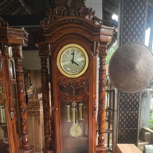 Jam Hias Berdiri Kayu Jati: Desain Elegan & Ukuran Besar