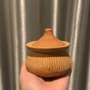 ทับหม้อเกลือ-หม้อทับเกลือพร้อมฝาปิด-หม้อทะนน-หม้อต้มสมุนไพร-หม้อดินเผา-หม้อยา-หม้อนวด ขนาดกว้าง3.5สูง4นิ้ว