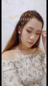 Katara Rose Crystal Drop Stud Earrings: Aksesoris Wanita Elegan\\n\\n Apa itu Katara Rose Crystal Drop Stud Earrings?\\n\\nKatara Rose Crystal Drop Stud Earrings adalah anting stud yang menampilkan desain unik berbentuk bunga mawar dengan mutiara kristal Blink yang indah. Anting ini cocok digunakan sebagai aksesoris wanita elegan untuk berbagai acara.\\n\\n Spesifikasi dan Desain\\n\\nAnting Katara Rose Crystal Drop Stud memiliki spesifikasi sebagai berikut:\\n\\n- Model: Anting stud\\n- Bahan: Mutiara Kristal Blink\\n- Desain: Bunga mawar\\n- Warna: Sesuai warna mutiara\\n- Ukuran: 1.5 cm x 1.5 cm\\n\\nDesain unik anting ini membuatnya menjadi pilihan ideal untuk penampilan yang elegan dan anggun.\\n\\n Perbedaan dengan Anting Panjang Bunga Mawar\\n\\nMeskipun sama-sama berbentuk bunga mawar, anting Katara Rose Crystal Drop Stud memiliki perbedaan signifikan dengan anting panjang bunga mawar. Anting stud lebih sederhana dan mudah dipakai, sedangkan anting panjang biasanya memiliki hiasan tambahan yang menjuntai.\\n\\n Cara Menggunakan Katara Rose Crystal Drop Stud Earrings\\n\\nBerikut adalah beberapa tips untuk memakai anting Katara Rose Crystal Drop Stud agar penampilan Anda tetap elegan:\\n\\n- Padukan dengan gaun atau pakaian formal lainnya\\n- Gunakan dengan rambut yang dibiarkan tergerai atau dikepang\\n- Padukan dengan aksesoris lain seperti gelang atau kalung yang serasi\\n\\nUntuk menjaga kualitas anting ini, berikut adalah beberapa cara merawatnya:\\n\\n- Jangan menyentuh anting dengan tangan yang berminyak\\n- Simpan dalam kotak khusus anting\\n- Hindari kontak langsung dengan air atau cairan kimia\\n\\n Kelebihan dan Keunggulan Katara Rose Crystal Drop Stud Earrings\\n\\nBerikut adalah beberapa kelebihan dan keunggulan anting Katara Rose Crystal Drop Stud:\\n\\n- Desain unik dan elegan\\n- Kualitas material mutiara kristal Blink yang terjamin\\n- Cocok digunakan untuk berbagai acara formal\\n- Mudah dipakai dan tidak menyulitkan\\n\\n Rekomendasi dan Testimoni Pengguna\\n\\nBerikut adalah beberapa rekomendasi penggunaan anting Katara Rose Crystal Drop Stud:\\n\\n- Untuk acara formal seperti pesta atau pernikahan\\n- Untuk acara profesional seperti pertemuan bisnis atau konferensi\\n- Untuk acara santai seperti hangout dengan teman atau keluarga\\n\\nBerikut adalah beberapa testimoni dari pengguna yang puas dengan anting Katara Rose Crystal Drop Stud:\\n\\n\\\"Anting ini sangat cantik dan elegan. Saya selalu merasa percaya diri ketika memakainya.\\\" - Maria\\n\\n\\\"Desain unik anting ini membuat saya selalu menjadi pusat perhatian di mana pun saya berada.\\\" - Lisa\\n\\n\\\"Kualitas material mutiara kristal Blink benar-benar membuat anting ini menjadi investasi yang bagus.\\\" - Sarah\\n\\nJadi, jika Anda mencari aksesoris wanita elegan yang dapat meningkatkan penampilan Anda, anting Katara Rose Crystal Drop Stud adalah pilihan yang tepat. Dengan desain unik dan kualitas material mutiara kristal Blink yang terjamin, anting ini akan menjadi investasi yang bagus untuk Anda.\\\n}