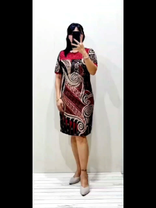 BATIK COUPLE SOLO SARIMBIT KELUARGA SUPER JUMBO NAGITA ABSTRAK MAROON DRESS TUNIK DAN KEMEJA PRIA SUPERJUMBO AYAH IBU ANAK SERAGAMAN SERAGAM WANITA MODERN TERBARU KEKINIAN RESMI LENGAN PENDEK RESLETING BELAKANG