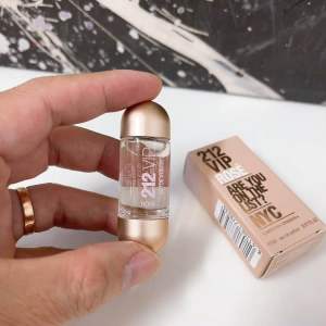 Nước hoa nữ CAROLINA HERRERA 212 Vip Eau De Parfum 5ml