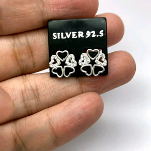 - ต่างหู เงินแท้ 92.5% งานส่งออก ฝังเพชรสวิส cz เกรด 5A เล่นไฟดีมาก หน้าต่างหูกว้าง 1.15 ซม. หนัก 1.6 กรัม เคลือบทองคำขาวแล้วครับ ใส่ไม่ดำ ไม่คัน และไม่ซ้ำใครครับ