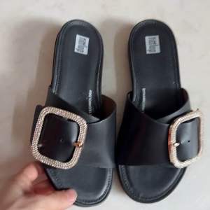🔥Dép fitflop 2 quai ngang khóa vuông đính hạt