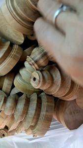 ฐานพระไม้สัก ฐานปักเสาธง ปักต้นโพธิ์เงินโพธิ์ทอง ใช้ปักตั้งองค์พระปัญจภาคี ฐานกว้าง3นื้ว สูง 4นื้ว บนแป้นกว้าง1นิ้ว เจาะรู 1ชิ้น มี2แบบ