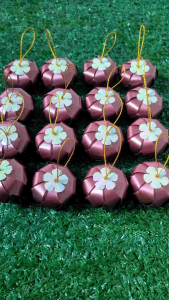 เหรียญโปรยทาน ตัวเปล่า ลูกมังคุด (สีเปลือกมังคุด) (ชิ้นงาน ตกแต่งดิ้น ตกแต่งเลื่อมสีขาวมุก)