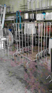 CMS ราวตากผ้าเสตนเลส ขนาดความยาว 120 ซม. ความสูง 150 ซม.ฐานกว้าง 45 ซม. มีล้อ. (ใช้ท่อสเตนเลสขนาด 1 นิ้วทั้งตัว.)