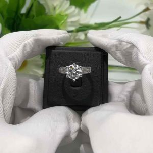 PETCHARA แหวนเพชรโมอีสหญิง1-2กะรัต ฝังหกหนามเตย บ่าข้างฝังเพชรแถวคู่ ชุบทองคำขาว ตัวเรือนเงิน 92.5% พร้อมใบเซอร์GRA(D2004)