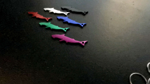 🚩5.5(ร้านแนะนำ) พวงกญแจ ปลาฉลาม วัสดุอลูมิเนียม เปิดขวดได้ คละสี