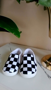 Sepatu Slip On Kenkoa Motif Catur Hitam Putih untuk Anak Usia 1-3 Tahun
