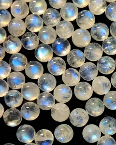 มูนสโตน หลังเบี้ย ขนาด 5x5x3 mm, เหลือบ สีฟ้าชัด สวยๆ สำหรับสะสม หรือ DIY, ขนาดประมาณ 5x5x3 mm. ราคาต่อชิ้น (MoonStone)