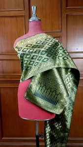 สไบลายสับปะรด สีเขียวเข้ม สไบชุดไทย สไบไหมเทียม สไบทอเครื่อง สไบทอลายทั้งผืน สไบประกวด ขนาดกว้าง 12 นิ้ว ยาว 3 เมตร