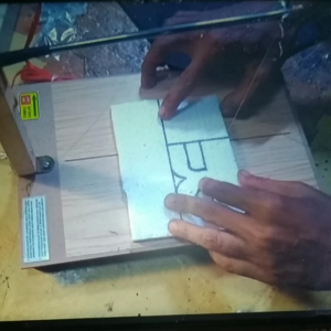 Alat potong Styrofoam bentuk meja dengan daya pakai kabel USB