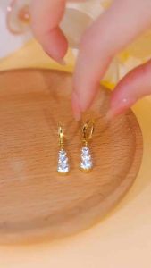 (Bebas beli 2 dapat bonus) COD A137 Anting rumbai permata putih mengkilap mewat titanium wanita Korea