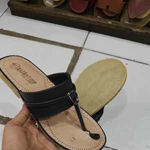 Sandal Tarumpah kulit sapi ter baru warna hitam