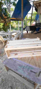 ชั้นไม้ใส่โหลท๊อบปิ่งในร้านเครป มีหลายขนาดคะ