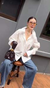 เสื้อเชิ้ตทรงเก๋ ดีเทลจัดเต็มทั้งตัว คอปกแหลม แขนยาวแต่งพองช่วงบนน่ารักมาก กระดุมผ่าหน้าเปิดปิดได้ Tage::Mirror Sister