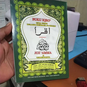 IQRO DISERTAI JUZ AMMA KOMPLIT UKURAN A5 T.21 X P.15 CM\\n\\n Apa Itu Buku IQRO JUZ AMMA Komplit Ukuran A5?\\n\\n Pengertian Buku IQRO JUZ AMMA\\n\\nBuku IQRO JUZ AMMA adalah buku yang dirancang khusus untuk membantu pembelajaran Al-Quran bagi anak-anak dan orang dewasa. Buku ini mencakup materi dari awal hingga akhir juz amma, dengan penjelasan dan contoh-contoh yang mudah dipahami.\\n\\n Ukuran Buku IQRO JUZ AMMA Komplit T.21 X P.15 CM\\n\\nBuku IQRO JUZ AMMA Komplit memiliki ukuran A5, yaitu 21 cm x 15 cm. Ukuran ini memudahkan pembaca untuk membawa buku ini ke mana pun mereka pergi.\\n\\n Keunggulan Buku IQRO JUZ AMMA Komplit Ukuran A5\\n\\n Desain dan Kualitas Buku\\n\\nDesain buku IQRO JUZ AMMA Komplit dirancang dengan kualitas yang tinggi, menggunakan kertas yang tebal dan tahan lama. Gambar dan ilustrasi yang ada pada buku ini juga dibuat dengan detail dan akurat, sehingga memudahkan pembaca dalam memahami materi.\\n\\n Kemudahan dalam Belajar Al-Quran\\n\\nBuku IQRO JUZ AMMA Komplit dibuat dengan cara yang mudah dipahami oleh pembaca, baik anak-anak maupun orang dewasa. Materi yang ada pada buku ini disajikan secara sistematis dan terstruktur, sehingga memudahkan pembaca dalam mengikuti proses belajar Al-Quran.\\n\\n Cara Menggunakan Buku IQRO JUZ AMMA Komplit Ukuran A5\\n\\n Langkah-langkah Awal\\n\\nUntuk memulai proses belajar Al-Quran dengan buku IQRO JUZ AMMA Komplit, langkah pertama yang perlu dilakukan adalah membaca petunjuk penggunaan buku ini. Petunjuk penggunaan ini akan membantu pembaca dalam memahami cara menggunakan buku ini secara efektif.\\n\\n Latihan dan Praktek\\n\\nSetelah memahami petunjuk penggunaan buku, langkah selanjutnya adalah melakukan latihan dan praktek membaca Al-Quran sesuai dengan materi yang ada pada buku ini. Latihan dan praktek ini sangat penting untuk meningkatkan kemampuan membaca Al-Quran.\\n\\n Manfaat Buku IQRO JUZ AMMA Komplit Ukuran A5\\n\\n Meningkatkan Kemampuan Membaca Al-Quran\\n\\nSalah satu manfaat utama dari menggunakan buku IQRO JUZ AMMA Komplit adalah dapat meningkatkan kemampuan membaca Al-Quran. Buku ini dirancang dengan cara yang mudah dipahami, sehingga memudahkan pembaca dalam mengikuti proses belajar Al-Quran.\\n\\n Mendalamkan Pemahaman tentang Al-Quran\\n\\nSelain meningkatkan kemampuan membaca Al-Quran, buku IQRO JUZ AMMA Komplit juga dapat membantu pembaca dalam mendalamkan pemahaman tentang Al-Quran. Materi yang ada pada buku ini disajikan secara sistematis dan terstruktur, sehingga memudahkan pembaca dalam memahami isi Al-Quran.\n}