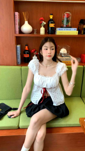 AimornShopp เสื้อแขนตุ๊กตา แต่งลูกไม้ขอบดีเทลแหวกหน้า ลายดอกไม้สดใส งานผูกโบว์ชิคๆ