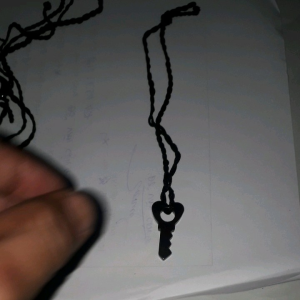 Một chiếc vòng đeo tay hoặc chân hoặc cổ dây vải và mặt bằng đá màu đen