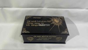 PROMO!!! KOTAK MORI PSHT MURAH Bonus Gantungan Kunci PSHT + Stiker / Kotak Mori KAYU JATI ASLI Ukir Motif Req Bebas Tulisan / Tempat Mori Psht TERMURAH / Kotak Mori Anti Rayap / Kotak Mori Kayu Jati Ukir / Tempat Penyimpanan Mori / Tempat Sabuk Mori PSHT