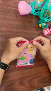 Kẹo que trái cây hỗn hợp Barbie Beardy 40g – Tặng kèm Sticker Barbie