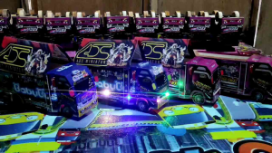 MAINAN ANAK MINIATUR TRUK OLENG BERKARAKTER KARTUN BERVARIASI LAMPU TERPAL DAN OLENG PASTINYA
