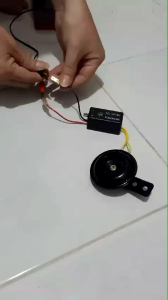 PAKET KLAKSON STANDAR BEBEK DAN MATIC 12VOLT HORN UNIVERSAL PLUS RELAY KLAKSON PUTUS PUTUS