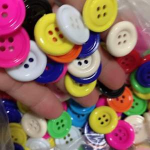 20 มิล 50 เม็ด คละสี กระดูก รองรับกับเสื้อผ้า ฝีมือ ยุโรงของตกแต่ง กระดูกใช้งานตกแต่ง กระดูกใช้สำหรับ กระดูก เย็บปักถักร้อยต่างๆ