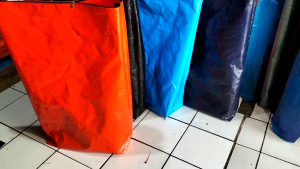 Karung Kurir Pakai Resleting Bawah Model Kotak Harga Terjangkau