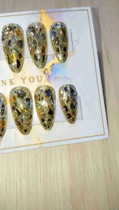 เล็บปลอมเจลแท้ฟรีกาวตะไบ เล็บpvc.เจลแท้โทนสีกากเพชรแต่งฟรอยแตกประดับเพชร ไซต์มาตรฐานmทรงแหลมกลาง รับไซต์อื่นแจ้งที่ช่องเเชทค่ะ