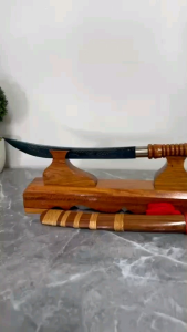 มีดดาบแร่เหล็กน้ำพี้แท้ ใบมีด 9.5 นิ้ว [แถมแท่นโชว์ไม้สักหรูหรา]