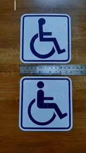 1แผ่น สติ๊กเกอร์สัญลักษณ์ คนพิการ ขนาด5"นิ้ว ผู้ที่นั่งรถเข็น พื้นขาว วิลแชร์ Wheelchair สตรีมีครรภ์ ผู้ป่วย ผู้สูงอายุ คนชรา คนถือไม้ค้ำยัน ผู้ป่วยที่อยู่ระหว่างการรักษาตัว สติ๊กเกอร์กันน้ำ