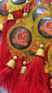 พู่แดงห้อยหน้ารถหลวงปู่มหาศิลา แถมบทสวดหลวงปู่มหาศิลา ธูป วัตถุมงคล