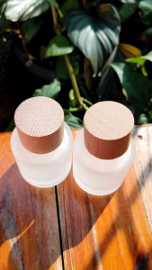 ขวดสเปรย์ กลมขุ่นฝาไม้ 50ml.