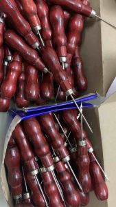 Cây dùi/ cây may giày cán gỗ.