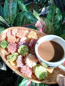 ข้าวแต๋นน้ำแตงโมแผ่นดิบขนาด 2 เซนติเมตรสีขาวออริจินัล บรรจุ 1 กิโลกรัม 20 ใบ ราคาที่น่าละเอียด ราคาพร้อมน้ำตาลราดหอมหวาน สะอาดที่น่าละเอียด แถมถุงใสให้