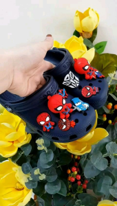 Dép Sục Crocs Classic Màu Xanh Than+ Sticker Nhện Đứng Cho Bé Trai. Sản Phẩm Cao Cấp Nhựa Không Mùi . Trống Trơn Trượt.