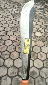 PISAU KLS PALMKING BANDUNG KNIFE\\\"18\\\" INCHI LENGKAP COVER\\n\\nPisau KLS Palmingking Bandung adalah pisau dapur profesional dengan panjang 18 inci lengkap cover. Dengan spesifikasi yang kuat dan tahan lama, pisau ini cocok digunakan untuk memotong daging, sayuran, dan berbagai bahan makanan lainnya.\\n\\n Apa Itu Pisau KLS Palmingking Bandung?\\n\\nPisau KLS Palmingking Bandung adalah pisau dapur profesional yang dirancang khusus untuk memotong daging dan sayuran dengan mudah dan efisien. Dengan panjang 18 inci lengkap cover, pisau ini memiliki spesifikasi yang kuat dan tahan lama.\\n\\n Spesifikasi Pisau KLS Palmingking Bandung\\n\\nBerikut adalah spesifikasi dari pisau KLS Palmingking Bandung:\\n\\n- Panjang: 18 inci\\n- Bahan: baja tahan karat\\n- Desain: ergonomis dan mudah digenggam\\n\\n Keunggulan Pisau KLS Palmingking Bandung\\n\\nBerikut adalah beberapa keunggulan dari pisau KLS Palmingking Bandung:\\n\\n- Tahan lama: pisau ini dirancang untuk tahan lama, sehingga Anda tidak perlu khawatir tentang kerusakan atau aus.\\n- Mudah digunakan: pisau ini memiliki desain ergonomis yang memudahkan penggunaannya.\\n- Kuat: pisau ini memiliki bahan baja tahan karat yang kuat, sehingga dapat menghadapi berbagai tantangan dalam memasak.\\n\\n Cara Menggunakan Pisau KLS Palmingking Bandung untuk Memotong\\n\\nBerikut adalah cara menggunakan pisau KLS Palmingking Bandung untuk memotong:\\n\\n Teknik Memotong Daging dengan Pisau KLS Palmingking Bandung\\n\\nUntuk memotong daging dengan pisau KLS Palmingking Bandung, Anda dapat menggunakan teknik sebagai berikut:\\n\\n1. Potong daging menjadi potongan-potongan kecil.\\n2. Gunakan pisau untuk memotong daging dengan gerakan memotong yang halus dan konstan.\\n3. Jangan gunakan terlalu banyak tekanan saat memotong, karena bisa merusak pisau.\\n\\n Teknik Memotong Sayuran dengan Pisau KLS Palmingking Bandung\\n\\nUntuk memotong sayuran dengan pisau KLS Palmingking Bandung, Anda dapat menggunakan teknik sebagai berikut:\\n\\n1. Potong sayuran menjadi potongan-potongan kecil.\\n2. Gunakan pisau untuk memotong sayuran dengan gerakan memotong yang halus dan konstan.\\n3. Jangan gunakan terlalu banyak tekanan saat memotong, karena bisa merusak pisau.\\n\\n Cara Merawat Pisau KLS Palmingking Bandung agar Tahan Lama\\n\\nBerikut adalah cara merawat pisau KLS Palmingking Bandung agar tahan lama:\\n\\n Cara Membersihkan Pisau KLS Palmingking Bandung\\n\\nUntuk membersihkan pisau KLS Palmingking Bandung, Anda dapat menggunakan langkah-langkah berikut:\\n\\n1. Cuci pisau dengan air hangat dan sabun cuci piring.\\n2. Lap pisau dengan handuk kering.\\n3. Simpan pisau di tempat yang aman dan kering.\\n\\n Cara Menyimpan Pisau KLS Palmingking Bandung\\n\\nUntuk menyimpan pisau KLS Palmingking Bandung, Anda dapat menggunakan langkah-langkah berikut:\\n\\n1. Simpan pisau di tempat yang aman dan kering.\\n2. Hindari menyimpan pisau di tempat yang lembab atau berair.\\n3. Jangan simpan pisau di tempat yang mudah terkena sinar matahari langsung.\\n\\n Rekomendasi Pisau Dapur Profesional untuk Memasak\\n\\nBerikut adalah rekomendasi pisau dapur profesional untuk memasak:\\n\\n Pisau KLS Palmingking Bandung vs Pisau Dapur Lainnya\\n\\nPisau KLS Palmingking Bandung adalah salah satu pisau dapur profesional yang direkomendasikan untuk memasak. Berikut adalah perbandingan antara pisau KLS Palmingking Bandung dengan pisau dapur lainnya:\\n\\n| Pisau | Kelebihan | Kekurangan |\\n| --- | --- | --- |\\n| Pisau KLS Palmingking Bandung | Tahan lama, mudah digunakan, kuat | Harga lebih mahal dibandingkan pisau dapur lainnya |\\n| Pisau dapur lainnya | Harga lebih murah | Tidak tahan lama, sulit digunakan |\\n\\n Tips Memilih Pisau Dapur Profesional untuk Memasak\\n\\nBerikut adalah tips memilih pisau dapur profesional untuk memasak:\\n\\n- Pilih pisau yang tahan lama dan kuat.\\n- Pilih pisau yang mudah digunakan dan ergonomis.\\n- Pilih pisau yang sesuai dengan kebutuhan Anda.\\n\\nDengan memilih pisau KLS Palmingking Bandung, Anda akan mendapatkan pisau dapur profesional yang tahan lama, mudah digunakan, dan kuat. Pisau ini cocok digunakan untuk memotong daging, sayuran, dan berbagai bahan makanan lainnya. Selamat mencoba!\"