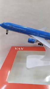 Vietnam Airlines Boeing 777 Diecast Airplane Model 20CM with Landing Gear & Display Stand | Premium Aviation Collectible