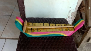 Mainan Anak Gamelan Saron 8 Bilah Warna Pelangi khas Cirebon Jawa Barat
