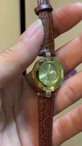 Đồng hồ nữ hiệu SUPREME QUARTZ máy Singapore kính vát tràn viền vàng đẹp có xước nhẹ dây da Bambi cực chất còn tốt và đẹp