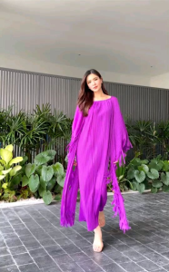 เดรสอัดพลีท คอเหลี่ยม แพตเทิร์น ผีเสื้อตัวยาว เย็บแขนซ้อน กรุยกรายแยกด้วยผ้าผืนใหญ่ ดีเทลแต่งปลายตัดให้ดูฟรุ๊งฟริ๊ง เพิ่มเข้าไปอี้ก ✨✨ อลังกาล มว้ากกกกกก ความตัดตัดพู่ระบายชายเอย อะไรเอย สวยงาม มงลงจร้าาา 👑👑 เนื้อผ้าอัดพลีท เนื้อนิ่ม นุ่ม 💫💫💫💫💫